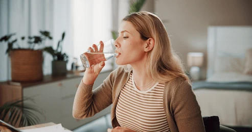 13 causas detrás de la sed persistente y cuándo es una señal de alarma